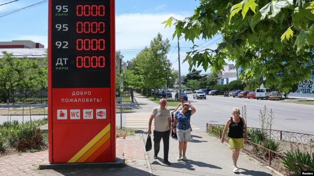 В Геленджике и окрестностях бензин заканчивается; власти опубликовали перечень работающих заправок, очереди растягиваются на часы.