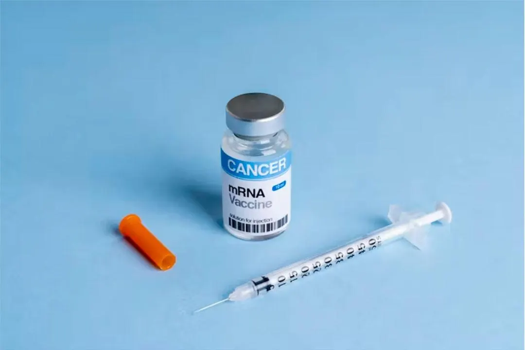 Moderna и Merck заявили о прогрессе в испытаниях персонализированной мРНК-вакцины против меланомы; акции компаний подскочили. В России обсуждают включение подобных подходов в программу ОМС.