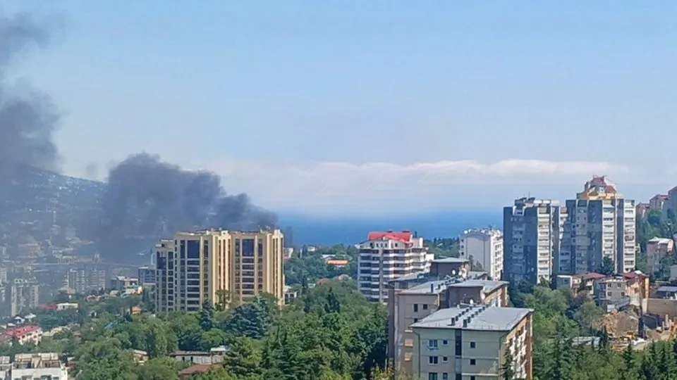 Беспилотники атаковали побережье Ялты, вызвав крупный пожар. Власти эвакуировали жителей и посетителей района.
