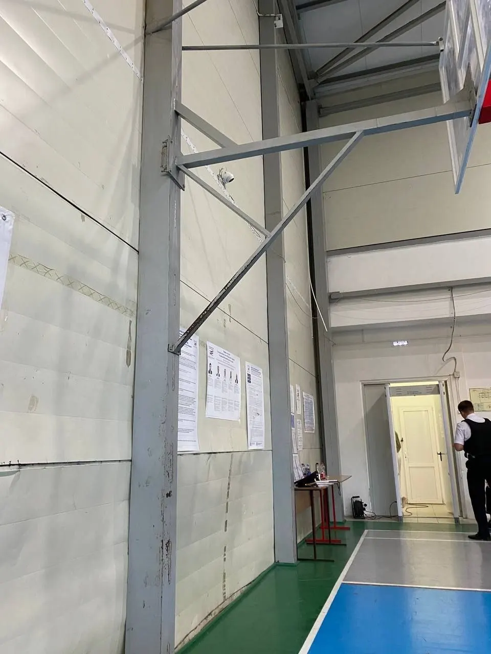 Во второй день трёхдневного голосования наблюдатели фиксируют нарушения: некорректная работа камер, агитационные материалы возле участков и ограничения доступа к помещениям.
