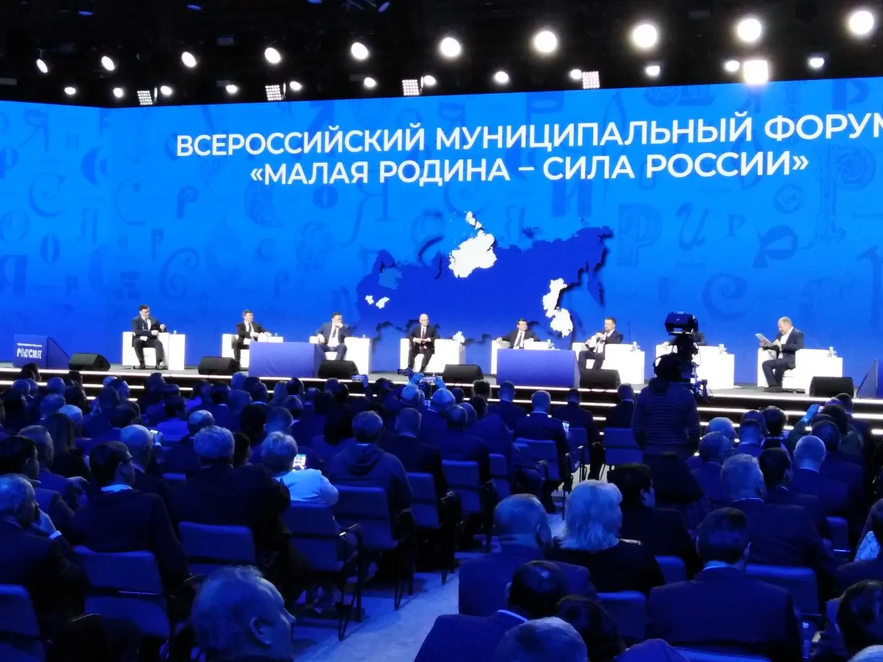 Указ устанавливает ежегодный форум и премию «Служение» для муниципального сообщества, с назначением ответственных за организацию.