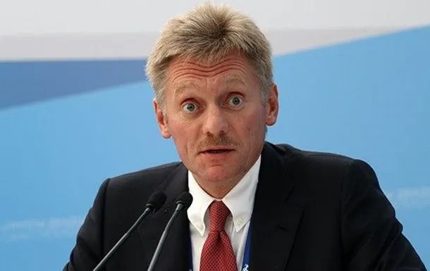 Пресс-секретарь Кремля заявил, что в России журналистам предоставляют свободу доступа и работают со всеми СМИ, в отличие от подхода США.