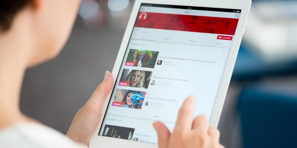 В первой половине 2026 года рост видеопотребления в России во многом обеспечил YouTube; общий показатель достиг 87,7 минуты в день на человека, а YouTube — 99 минут.