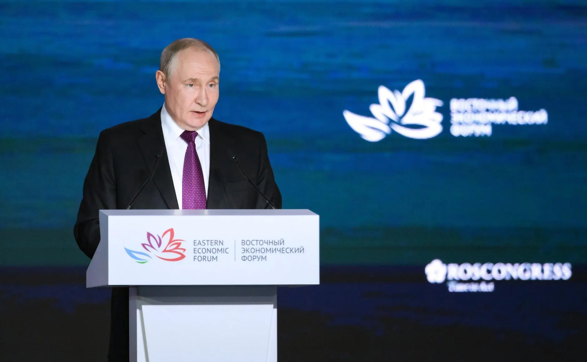 Путин заявил, что общественное сознание нужно менять, рождаемость ближе к 29 годам и важно учитывать все факторы демографии; влияние СВО оказался незначительным.