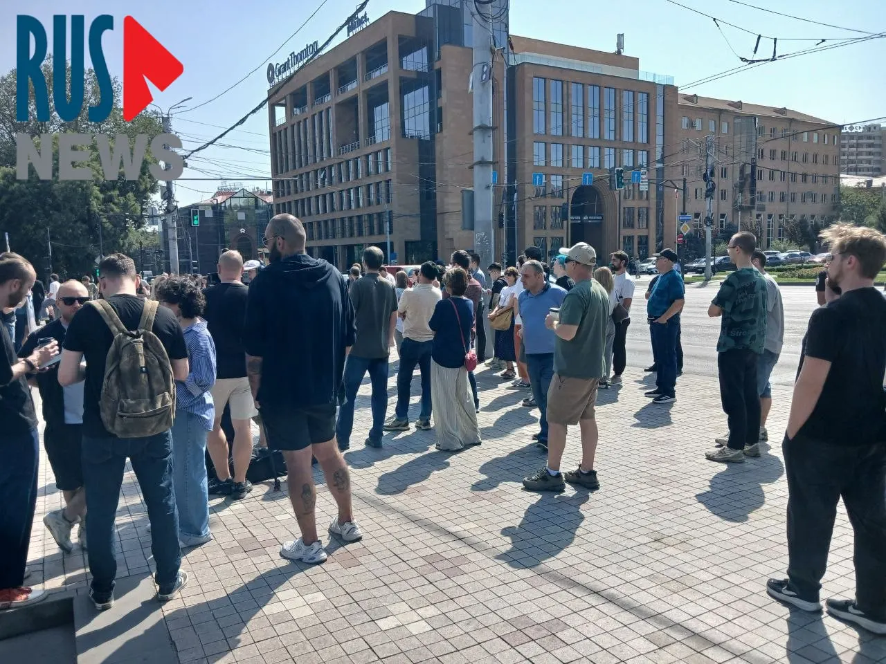 К полудню у посольства России в Ереване выстроилась очередь из более тысячи желающих проголосовать; рядом проходит митинг примерно сотни участников.