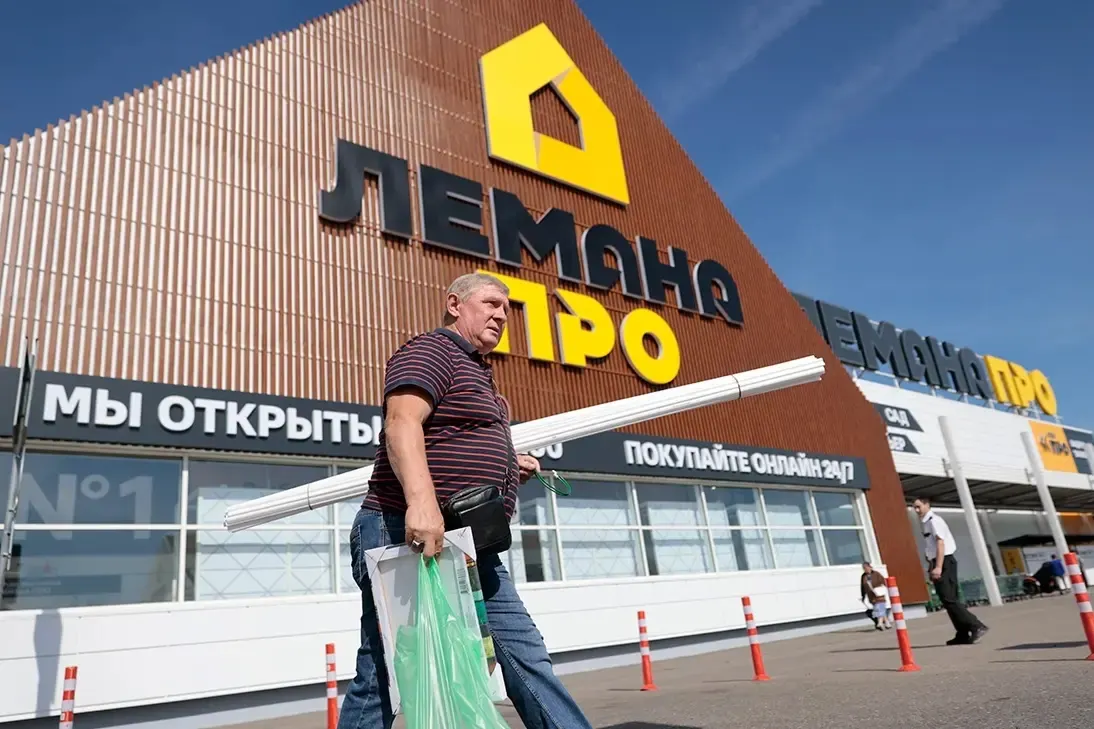 Денис Исаев, сын бывшего депутата, возглавил российское подразделение сети «Ле Монлид» на фоне передачи активов под временное управление; материал освещает судебные решения и кадровые перестановки в логистическом секторе.