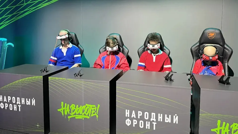 Новый норматив по управлению беспилотниками включён в проект «На высоте!», пилотные регионы — области России; обучение школьников и студентов на FPV-дронах ставит цель — обороноспособность и технологический прогресс.