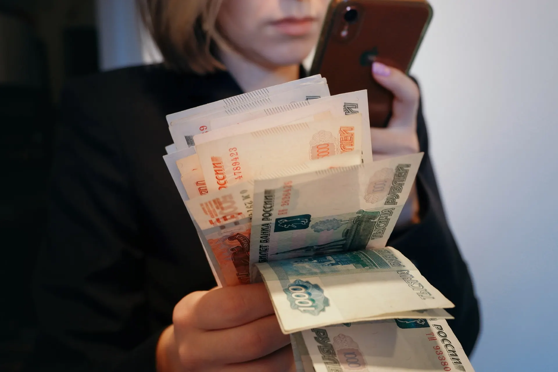 Экономисты спорят: дорогие кредиты не единственная преграда. Разбираемся, какие факторы тормозят экономическое развитие.