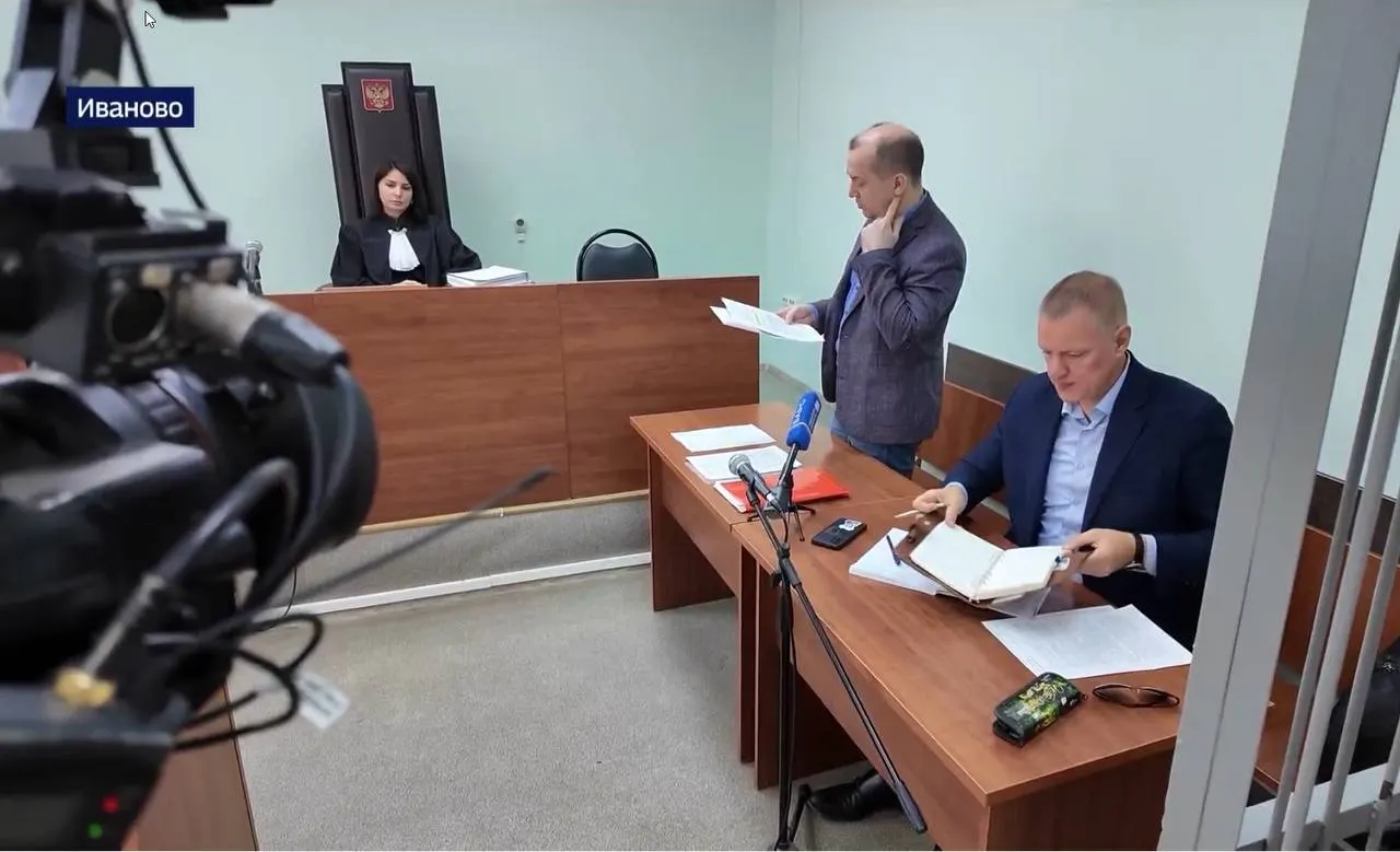 Расследование касается публикаций о пропавших военнослужащих и попыток привлечь к ответственности полицейских; в деле прошли обыски и назначены штрафы.
