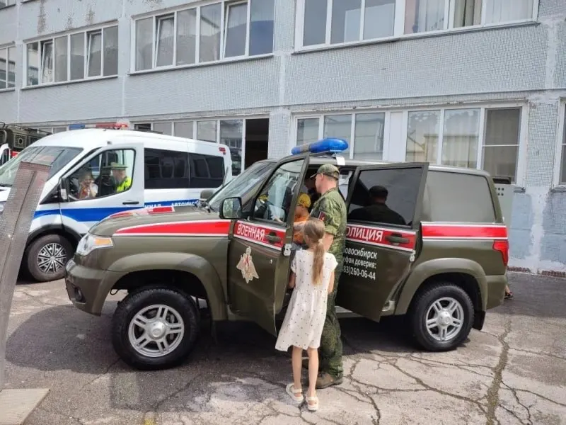 Проект указа расширяет полномочия военной полиции: опрос граждан, проверка документов, обследование объектов и участие в розыске военнослужащих, включая возможность работать в гражданской одежде по распоряжению командования.