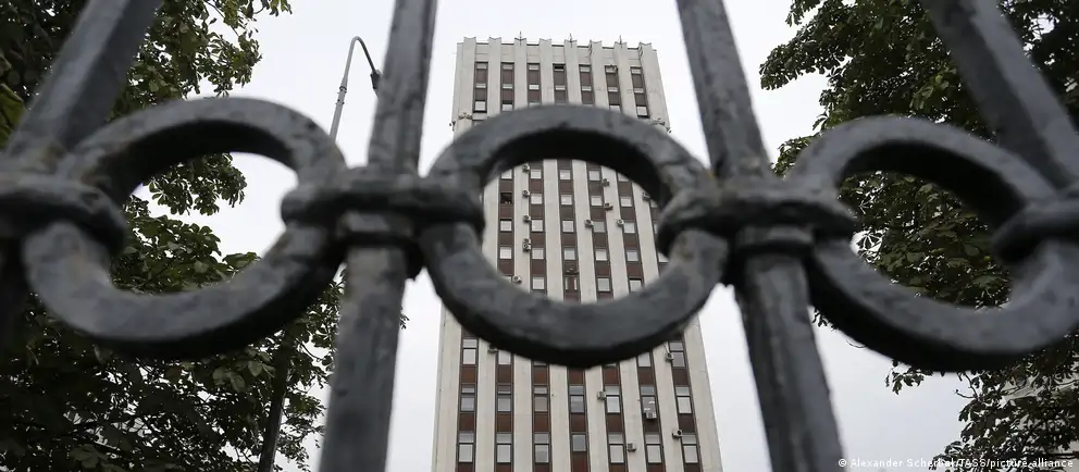 Обнародован список лиц, которым применяют временные ограничительные меры. В реестр вошли известные бизнесмены и общественные деятели, а также другие граждане, покинувшие страну.