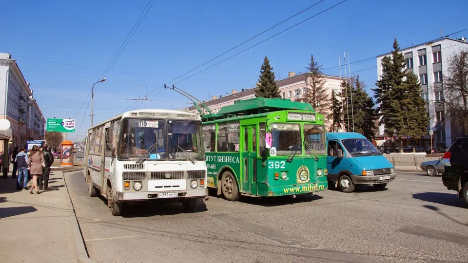 Прокуратура заявляет, что преступное объединение, созданное ещё в 1990‑е годы, десятилетиями удерживало контроль над рынком перевозок и формировало активы на миллиарды рублей.