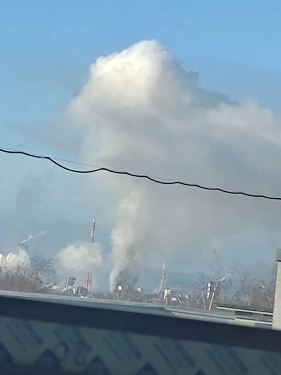 Ночью и утром 23 октября районы Нижегородской области подверглись нападениям беспилотников. Есть пострадавшие, повреждены дома, школы перешли на дистанционное обучение, над регионом сбито 19 БПЛА; упоминается возможный удар по дата-центру ФНС.